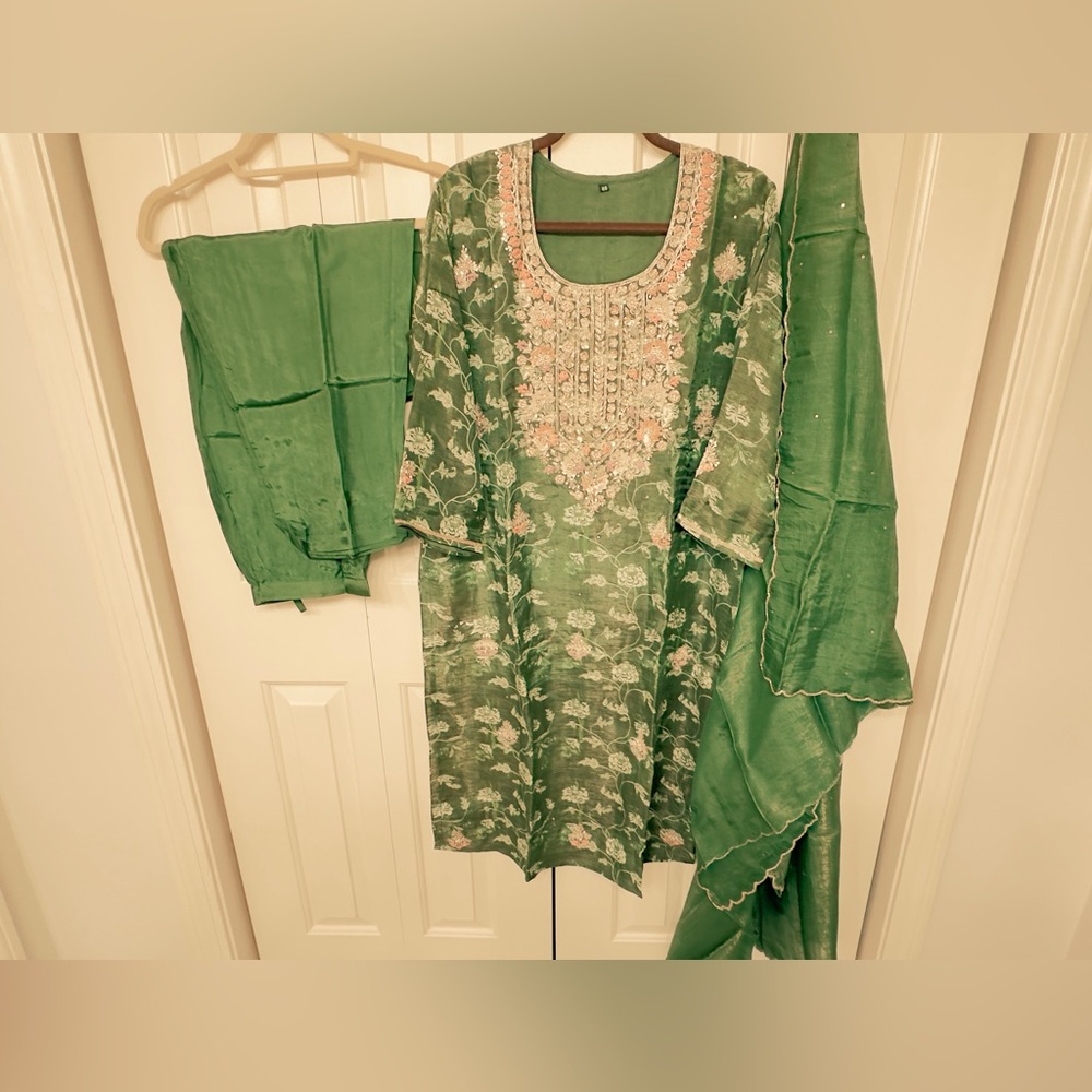 Sale ‼️Green Embroidered Kurta bottom and Dupatta in crepe fabric size 23”